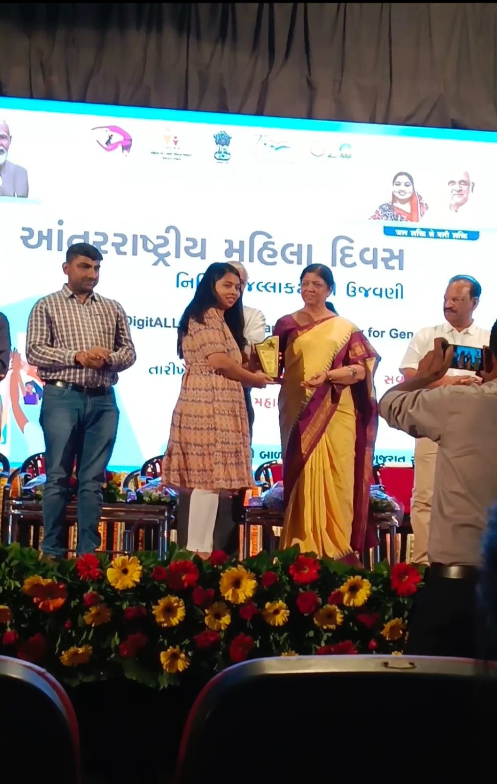 સરપંચ તરીકે સેવા આપનાર પિતા કાંતિભાઈની રાહ પર ચાલતા કલ્પનાબેન : પોતાની આગવી અને અલગ જ રીતે સમાજ સેવા કરતાં મહિલા સરપંચ કલ્પનાબેન ચોહાણનું રાષ્ટ્રીય મહિલા દિવસ નિમિત્તે સાંસદ રંજનબેનના હસ્તે સન્માન કરાયું — ફોટો 1