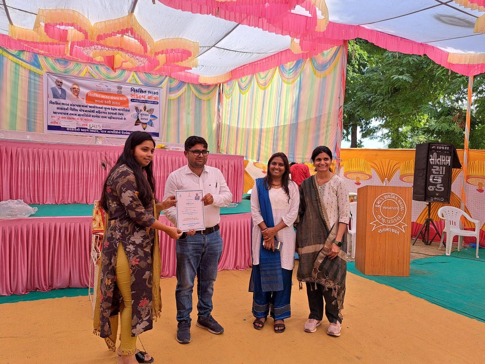દુમાડ ગામે સાંસદ સભ્ય શ્રી રંજનબેન ભટ્ટ તેમજ કલેક્ટર શ્રી ગોર સાહેબના અધ્યક્ષ સ્થાને "વિકસિત ભારત સંકલ્પ યાત્રા" કાર્યક્રમ યોજાયો જેમાં 17 વિભાગના લાભાર્થીઓને લાભ અપાયો તેમજ ગ્રામ પંચાયતની વિવિધ પ્રકારની યોજનાનો લાભ મળેલ લાભાર્થીઓને પ્રમાણપત્ર આપવામાં આવ્યા આ સાથે સફળ મહિલાઓનું પ્રમાણપત્ર આપી સન્માન કરાયું રમતવીરોનું પણ સન્માન કરવામાં આવ્યું — ફોટો 8