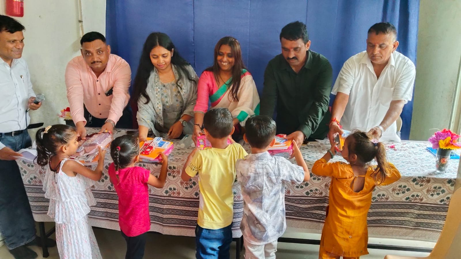 દુમાડ ગ્રામ પંચાયત ખાતે તાલુકા વિકાસ અધિકારી સાહેબશ્રીની અધ્યક્ષતામાં શાળા પ્રવેશોત્સવ કાર્યક્રમ — ફોટો 5