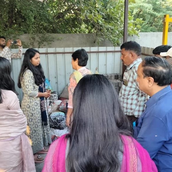 ભારત સરકાર ના પીવાના પાણી અને સ્વચ્છતા વિભાગ ના સચિવ શ્રી વિની મહાજને દુમાડ ગામ ની મુલાકાત લીધી અને ઘન કચરા વ્યવસ્થાપન નું નિરીક્ષણ કરી સફાઈ ની કામગીરી ની સરાહના કરી હતી — ફોટો 4