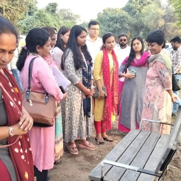 ભારત સરકાર ના પીવાના પાણી અને સ્વચ્છતા વિભાગ ના સચિવ શ્રી વિની મહાજને દુમાડ ગામ ની મુલાકાત લીધી અને ઘન કચરા વ્યવસ્થાપન નું નિરીક્ષણ કરી સફાઈ ની કામગીરી ની સરાહના કરી હતી — ફોટો 7